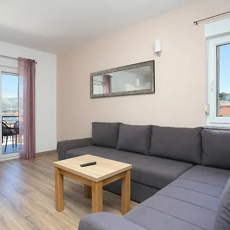 Lejlighed With A Parking Space Okrug Gornji, Ciovo - 19711 *