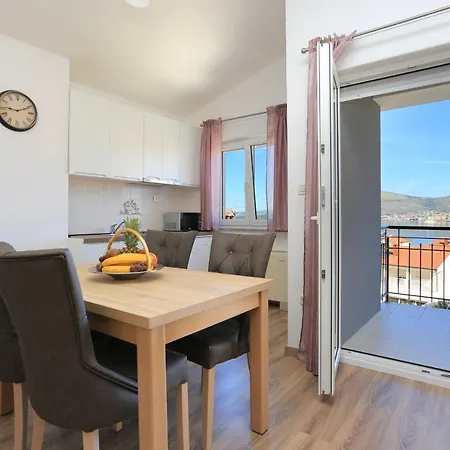 With A Parking Space Okrug Gornji, Ciovo - 19711 Lägenhet *