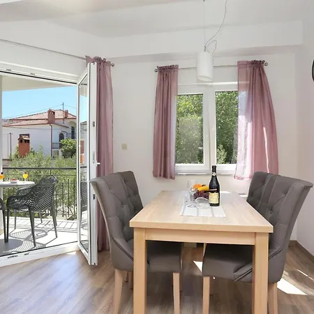 With A Parking Space Okrug Gornji, Ciovo - 19711 *