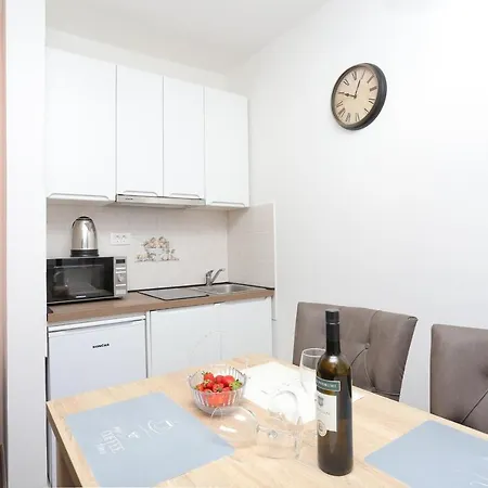 With A Parking Space Okrug Gornji, Ciovo - 19711 *